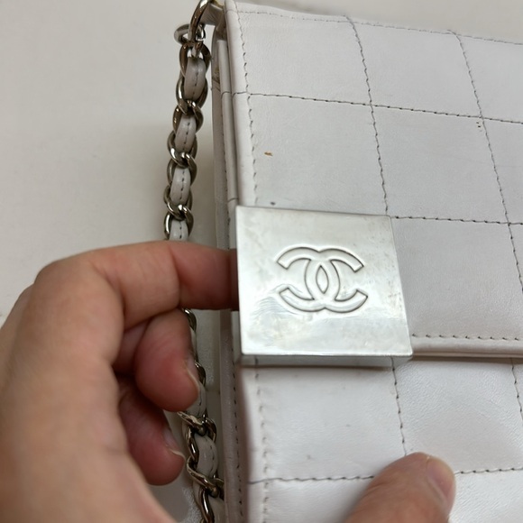 Preloved Chanel White Patent Leather Chocolate Bar Clutch On Chain. - Picture 16 of 17